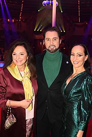 Uschi Dämmrich von Luttitz, Martin Lacey r., Jana Mandana Lacey-Krone  bei der Premiere des ersten Winterprogrammes 2020 des Circus Krone am 25.12.2019 (©Foto: Martin Schmitz)